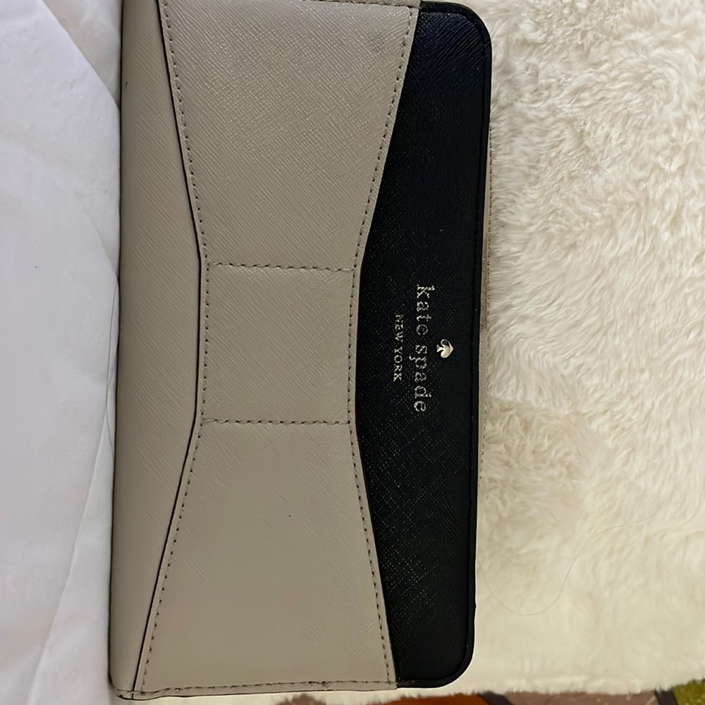 Kate Spade Tan & Black Wallet. (used)